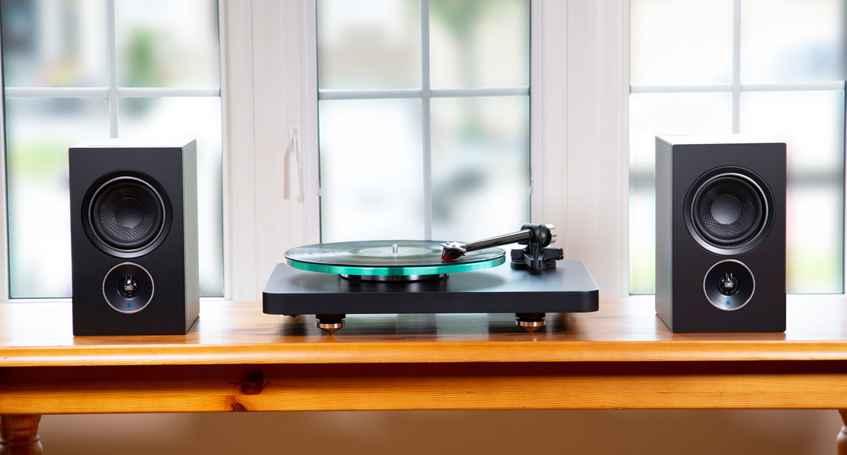 Alpha-iQ-Black-with-turntable-in-front-of-window-straight